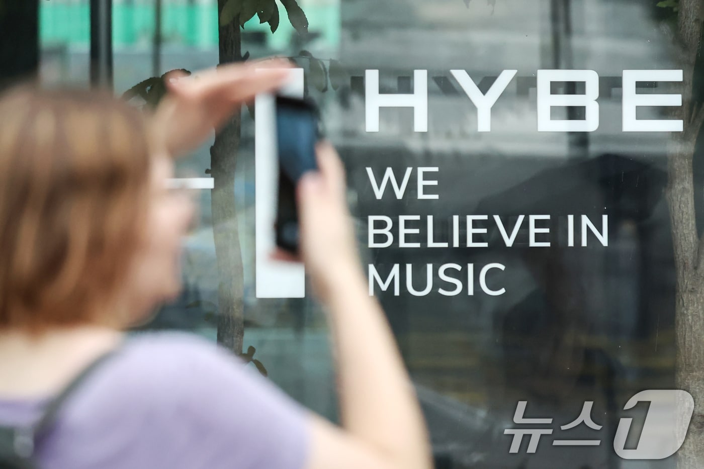 서울 용산구 하이브 사옥 앞으로 해외팬들이 오가고 있다. 2024.9.12/뉴스1 ⓒ News1 민경석 기자