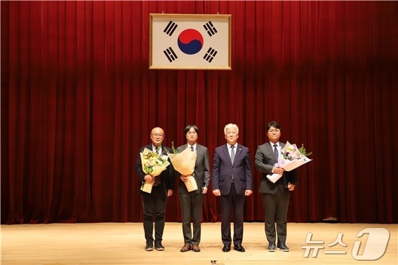 이평구 한국지질자원연구원 원장&#40;오른쪽 두번째&#41;이 목표관리 우수부서 수상자들과 기념촬영을 하고 있다. &#40;지질자원연 제공&#41;/뉴스1