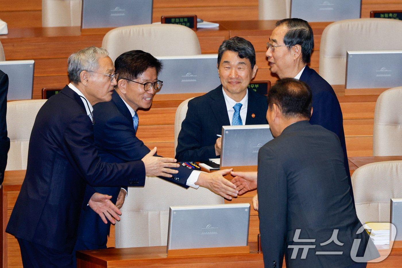 유인촌 문화체육관광부 장관(왼쪽부터), 김문수 고용노동부 장관, 이주호 사회부총리, 한덕수 총리, 이상민 행정안전부 장관이 12일 오후 서울 여의도 국회 본회의장에서 교육·사회·문화 분야 대정부질문에 앞서 인사를 나누고 있다. 2024.9.12/뉴스1 ⓒ News1 안은나 기자