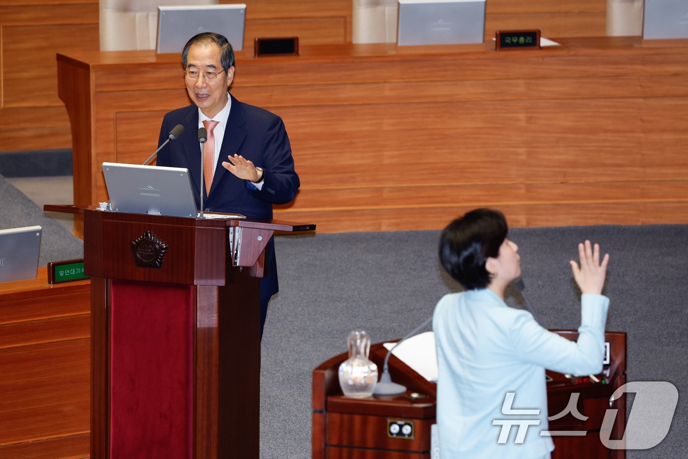 한덕수 국무총리가 12일 오후 서울 여의도 국회 본회의장에서 백혜련 더불어민주당 의원의 교육·사회·문화 분야 대정부질문에 답하던 중 백 의원이 주호영 부의장을 향해 한 총리가 의원 질의 중 끼어들고 있다며 항의하고 있다. 2024.9.12/뉴스1 ⓒ News1 안은나 기자