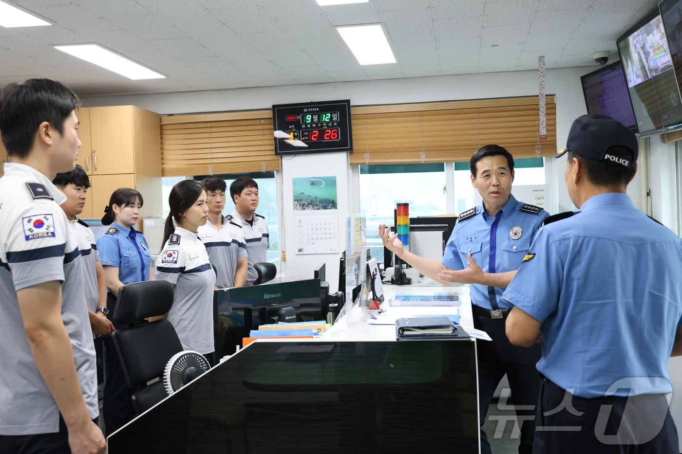 김환경 동해해양경찰서장이 최근 묵호파출소 찾아 추석연휴 해양 안전관리 강화 당부하고 있다.&#40;동해해경 제공&#41;