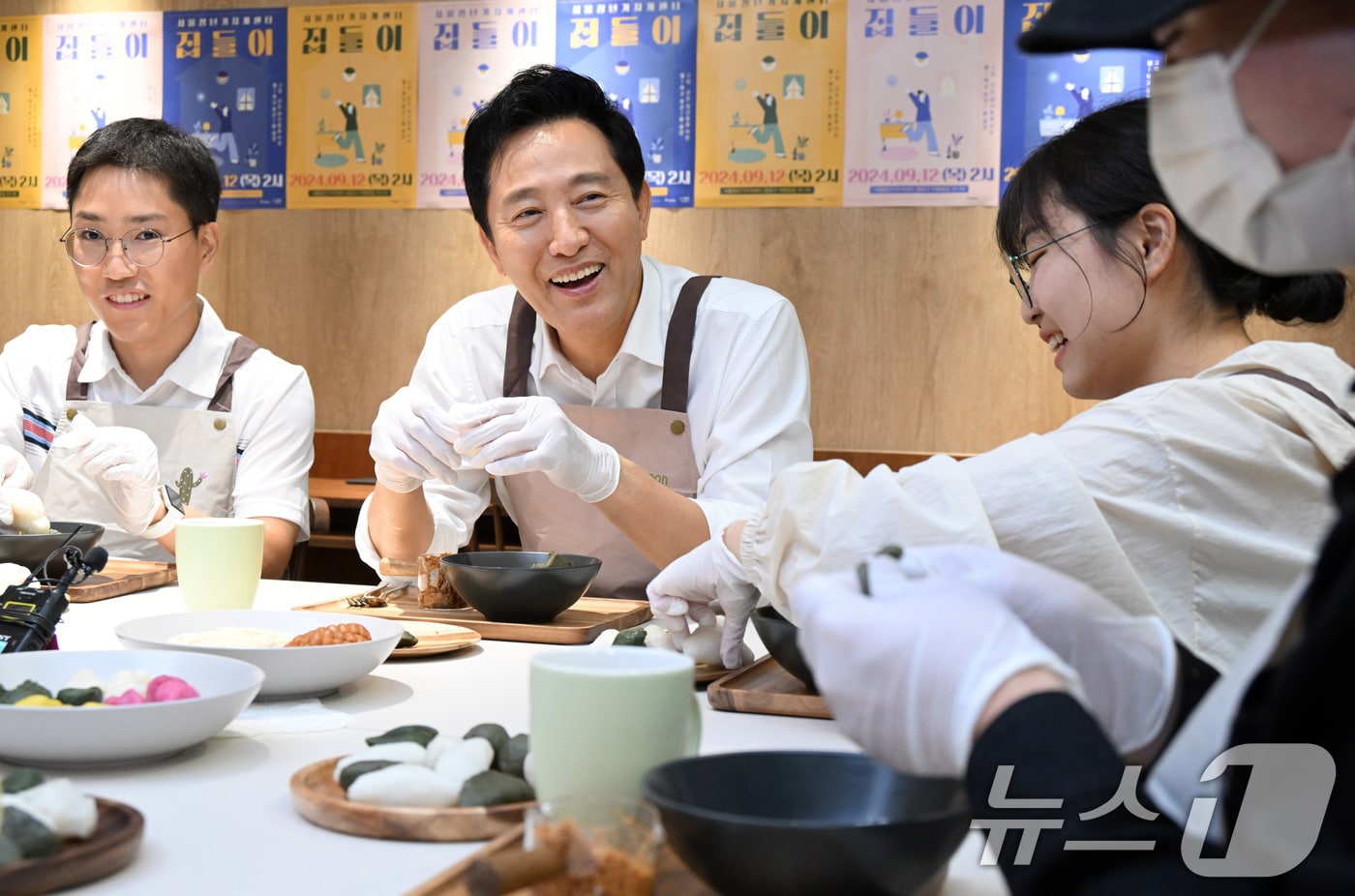 오세훈 서울시장이 서울 종로구 서울청년기지개센터에서 고립·은둔 경험 청년들과 송편을 빚으며 대화하고 있다. (서울시 제공) 2024.9.12/뉴스1