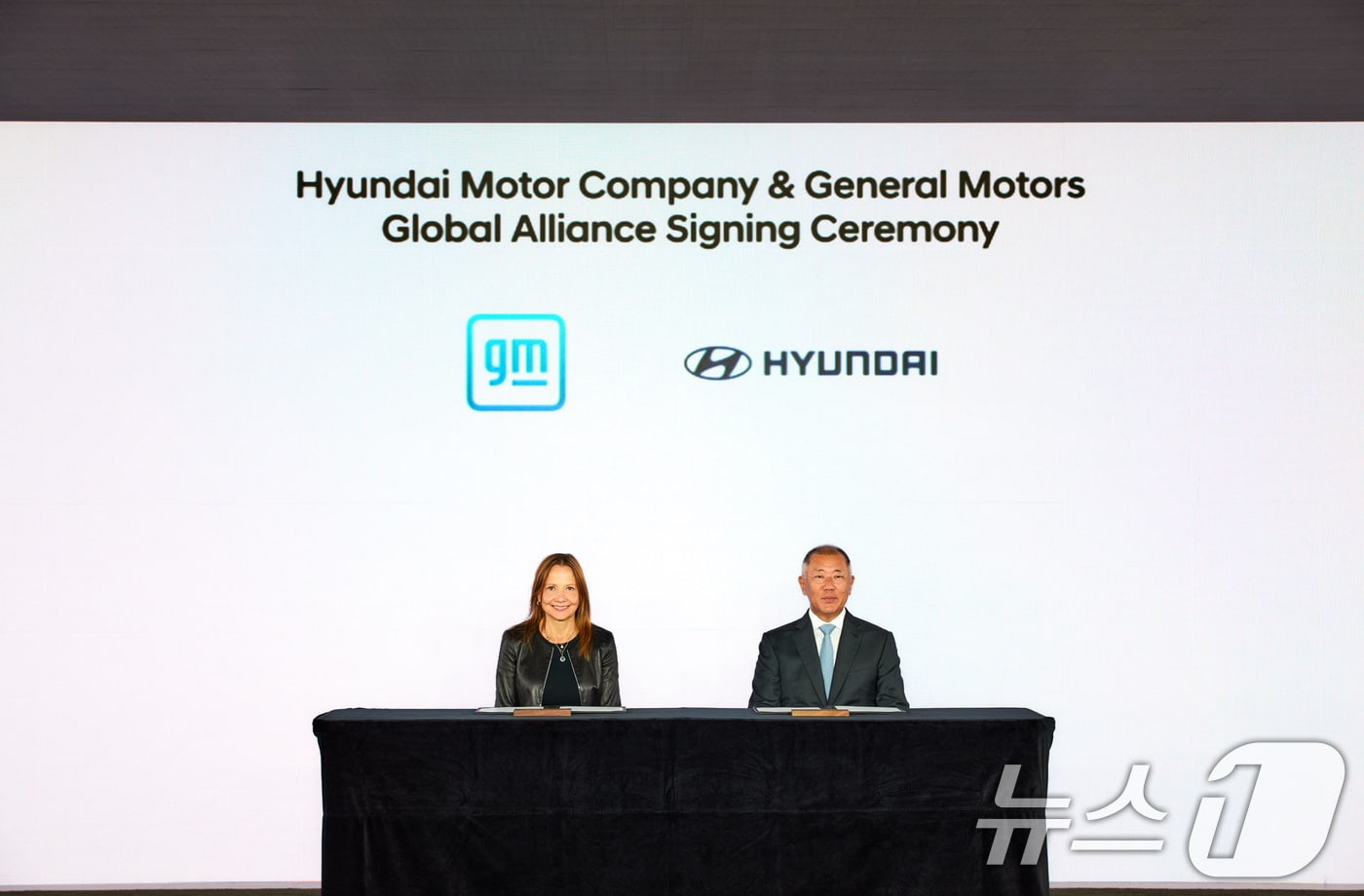 정의선 현대차그룹 회장(오른쪽)이 12일 메리 바라(Mary Barra) GM 회장 겸 CEO와 포괄적 협력 위한 MOU를 체결하고 있다. (현대차그룹 제공) 2024.9.12/뉴스1