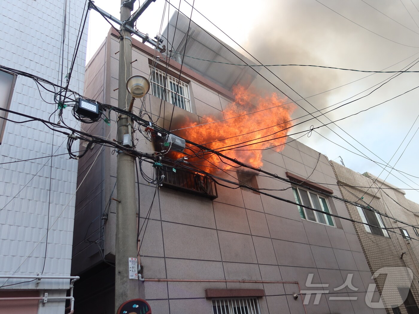 12일 낮 부산 사상구 감전동 화재 현장.&#40;부산소방재난본부 제공&#41;