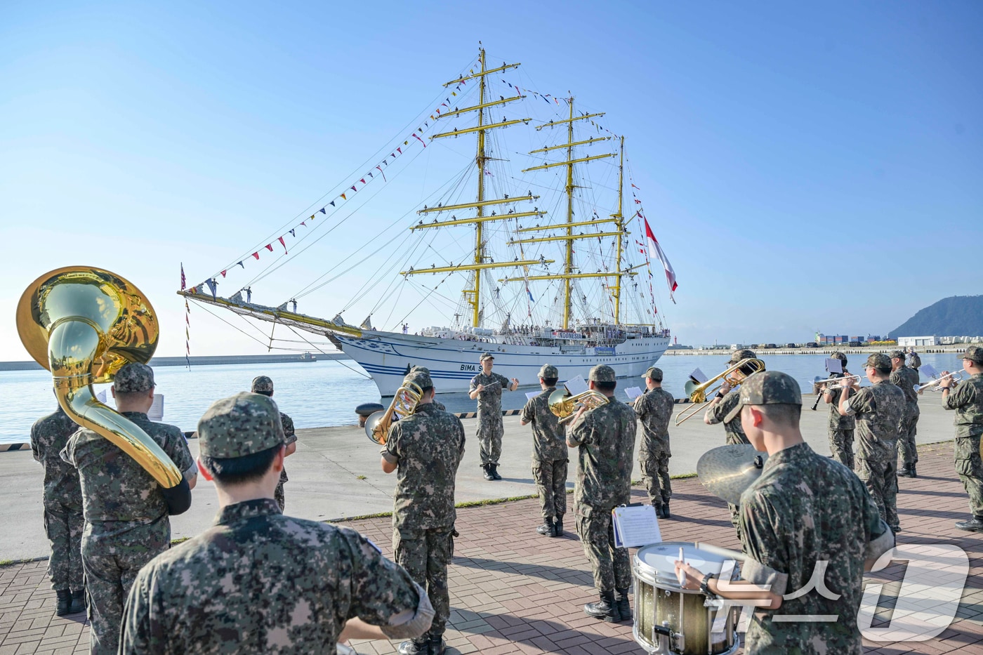 인도네시아 해군 실습함 &#39;비마수치함&#39;&#40;KRI BIMA SUCI&#41;이 13일 오전 부산 남구 해군작전사령부 부산작전기지에 입항하고 있다. 길이 111m, 폭 13.5m, 무게 2350톤의 대형 범선인 비마수치함은 인도네시아 해군 순항훈련 기항과 대한민국 해군과의 우호 증진을 위해 이날 부산에 입항했다. &#40;해군작전사령부 제공&#41; 2024.9.13/뉴스1 ⓒ News1 윤일지 기자