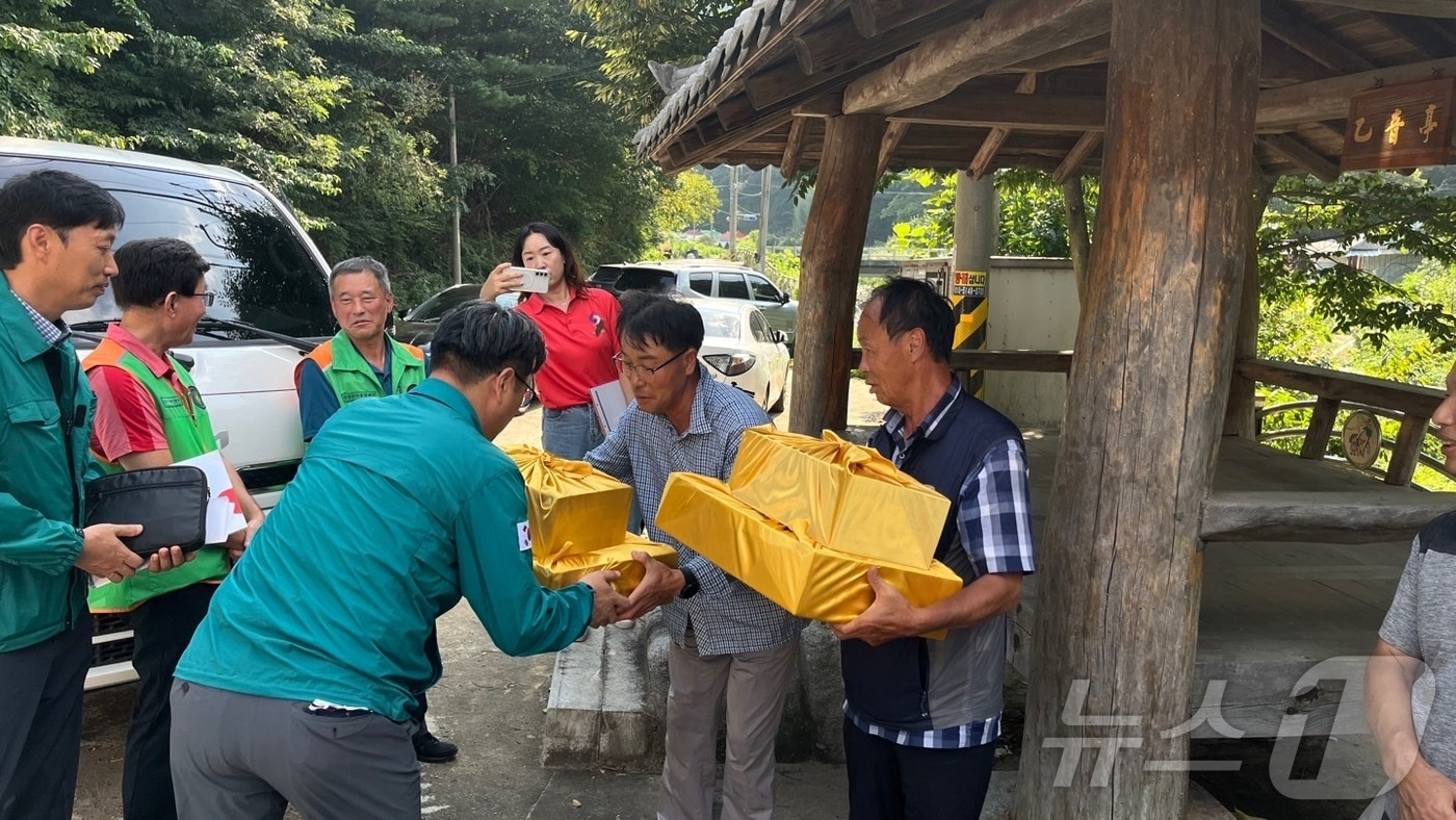 신동헌 자치안전실장이 이재민들에게 위문품을 전달하고 있다. &#40;충남도 제공&#41; /뉴스1