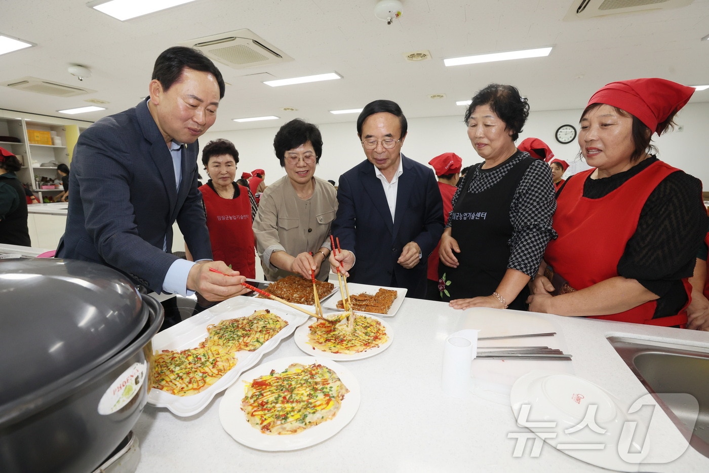 전북자치도 임실군이 치즈축제에서 선보일 음식들에 대한 품평회를 갖고 있는 가운데 심민 군수&#40;오른쪽 세번째&#41;가 맛을 보고 있다.&#40;임실군제공&#41;2024.9.13/뉴스1