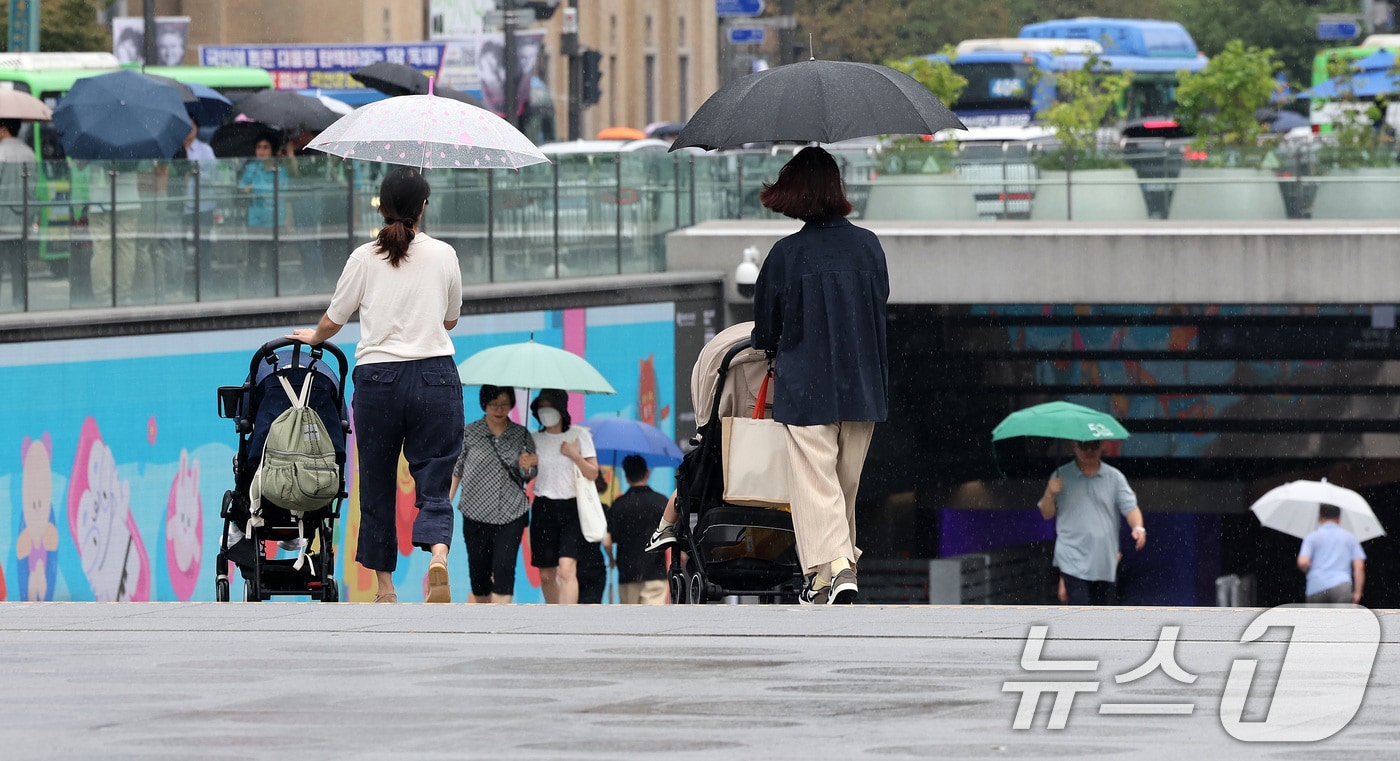 추석 연휴를 앞두고 가을비가 내린 13일 오후 서울 광화문네거리에서 우산을 쓴 시민들이 발걸음을 재촉하고 있다. 2024.9.13/뉴스1 ⓒ News1 이동해 기자