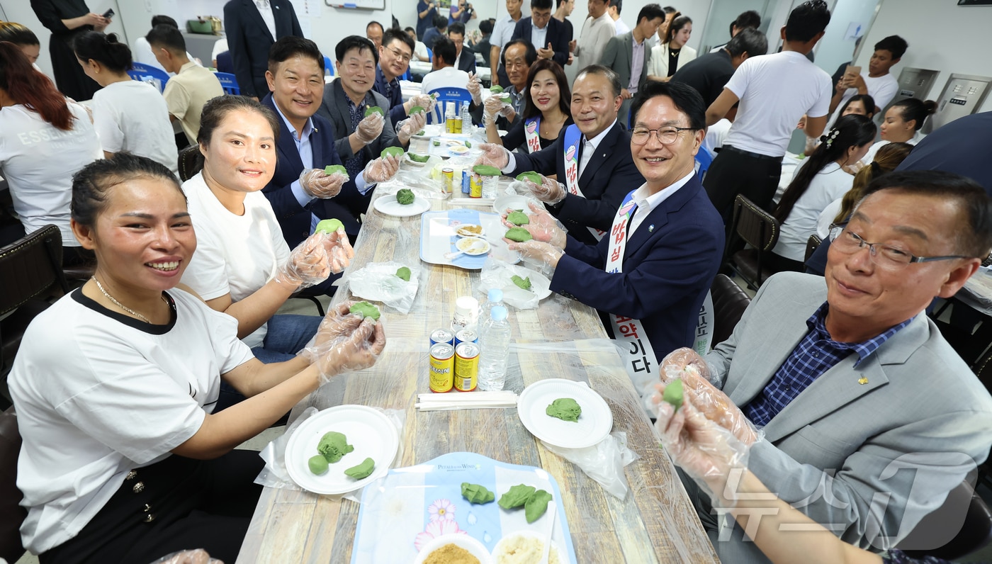  전북자치도 고창군과 농협이 지역 농촌일손을 돕고 있는 외국인 근로자들과 함께 송편빚기를 함께하며 명절 분위기를 돋웠다. 심덕섭 군수&#40;오른쪽 앞 두번째&#41;가 외국인 계절근로자들과 함께 송편을 빚고 있다.&#40;고창군 제공&#41;2024.9.14/뉴스1