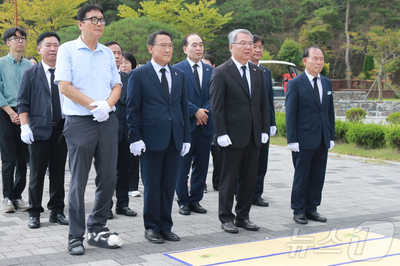 국립 5·18민주묘지관리소가 13일 추석 합동 차례를 지내고 있다. 합동차례에는 김범태 민주묘지 소장, 이지현 초대 5·18부상자회장, 윤남식 5·18공로자회장이 참석했다.&#40;민주묘지 제공&#41;2024.9.15./뉴스1