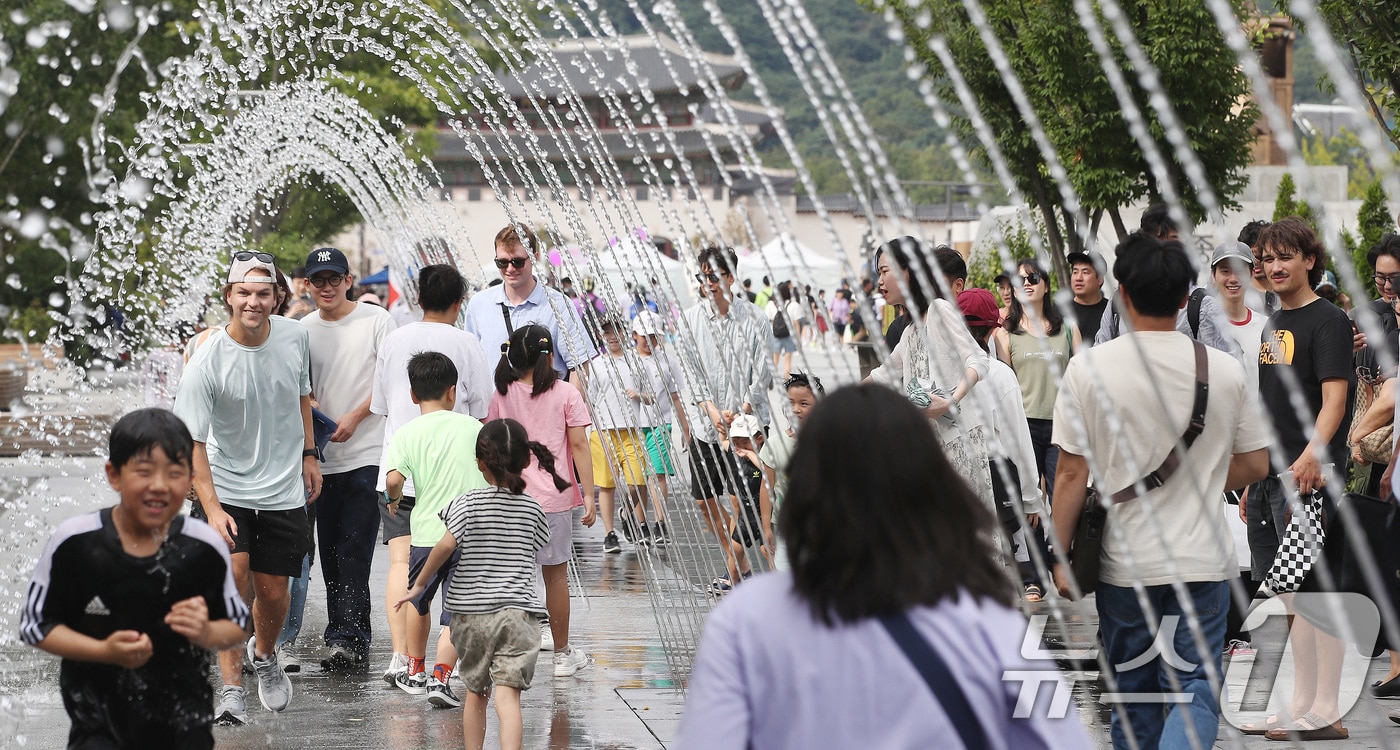 추석 명절 연휴인 15일 오후 서울 광화문광장에서 시민들이 폭염특보를 피해 터널분수를 지나고 있다. &#40;사진은 기사 내용과 무관함&#41; 2024.9.15/뉴스1 ⓒ News1 임세영 기자