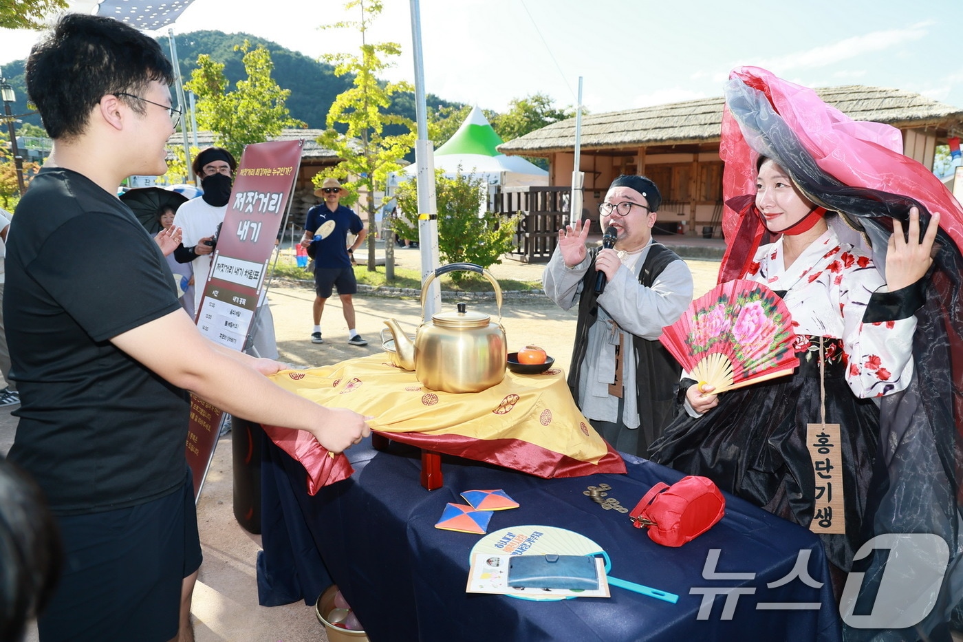 추석 연휴 마지막 날인 18일 대구와 경북지역은 낮 기온이 34도까지 올라 무덥겠다.. 지난 15일 경북 예천군 삼문화단지에서 열린 삼강주막 나루터 축제에서 한 관람객이 저잣거리 내기 이벤트를 하고 있다. &#40;예천군 제공&#41; 2024.9.16/뉴스1 ⓒ News1 정우용 기자