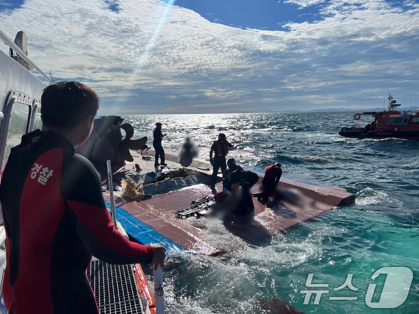 16일 오전 7시 36분께 전북 군산시 십이동파도 남쪽 7.5㎞에서 35톤 어선이 전복되는 사고가 발생해 해경이 구조 작업을 벌이고 있다. 해경은 선원 8명 전원을 구조했으며 3명은 의식이 없는 상태다. &#40;해경 제공&#41; 2024.9.16/뉴스1 ⓒ News1 신웅수 기자