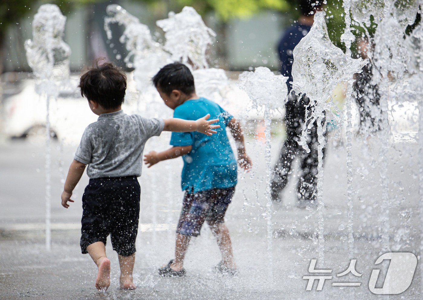 서울 세종대로 광화문광장 분수대를 찾은 어린이들이 더위를 식히고 있다. 2024.9.17/뉴스1 ⓒ News1 이재명 기자