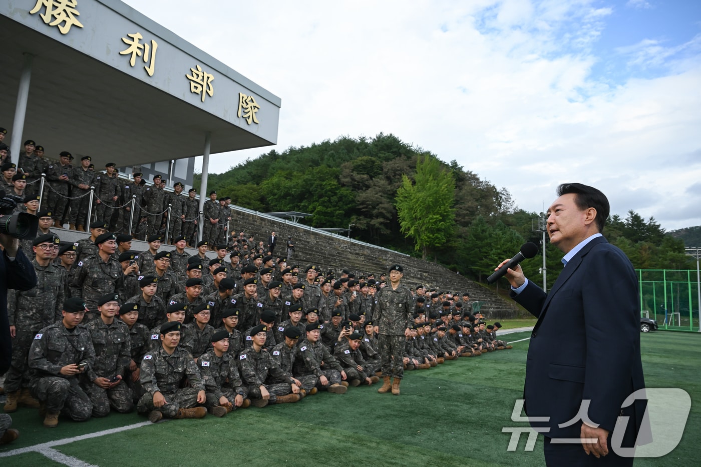 윤석열 대통령이 17일 강원 육군15사단을 방문해 장병들에게 격려의 말을 전하고 있다. &#40;대통령실 제공&#41; 2024.9.17/뉴스1 ⓒ News1 송원영 기자