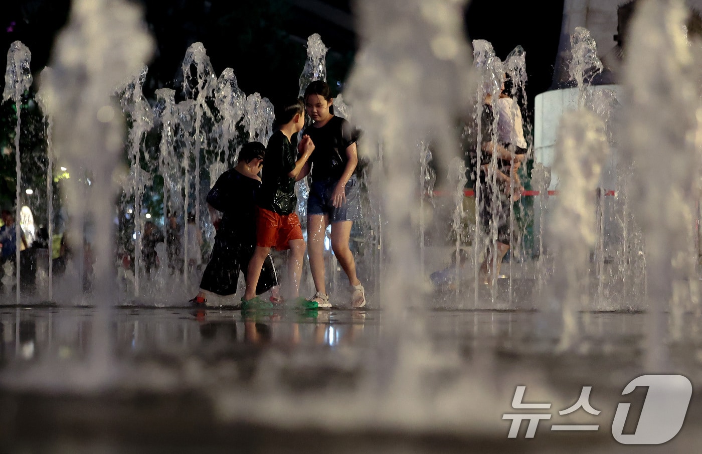열대야 속 바닥분수대. ⓒ News1