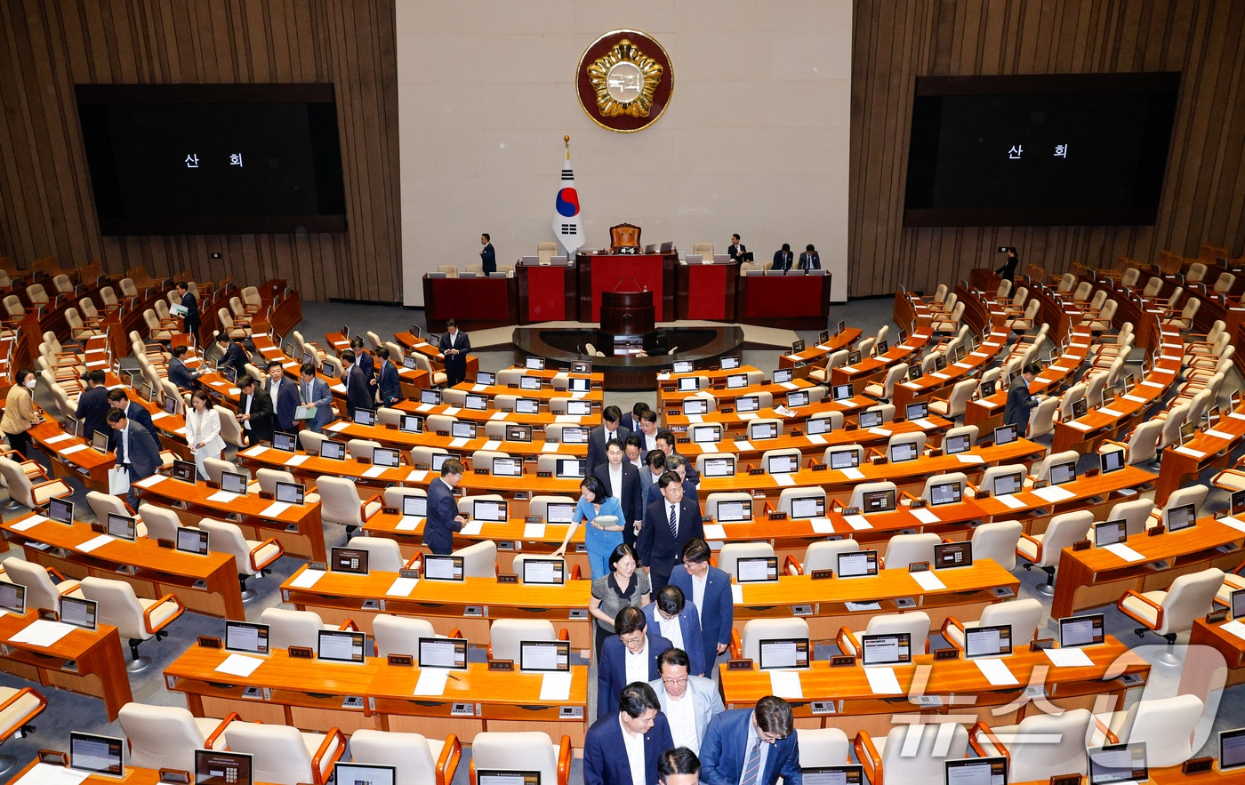 19일 오후 서울 여의도 국회에서 열린 제418회국회&#40;정기회&#41; 제8차 본회의에서 김건희 특검법, 채해병 특검법, 지역화폐법 표결을 마친 야당 의원들이 퇴장하고 있다. 2024.9.19/뉴스1 ⓒ News1 안은나 기자