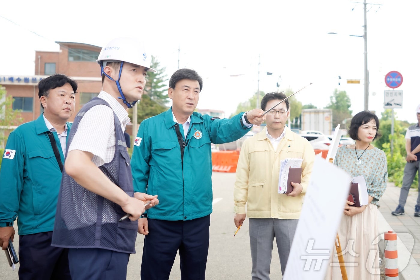 방세환 시장&#40;오른쪽 세번째&#41;이 한 투자사업장에서 현장 상황을 점검하고 있는 모습.&#40;광주시 제공&#41;