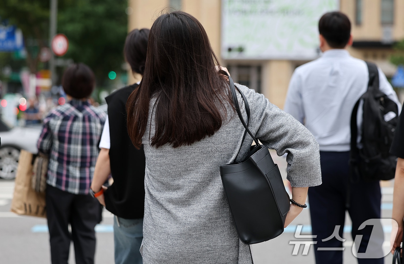 긴팔을 입은 시민들이 신호를 기다리고 있다.&#40;사진은 기사 내용과 무관함&#41; / 뉴스1 ⓒ News1