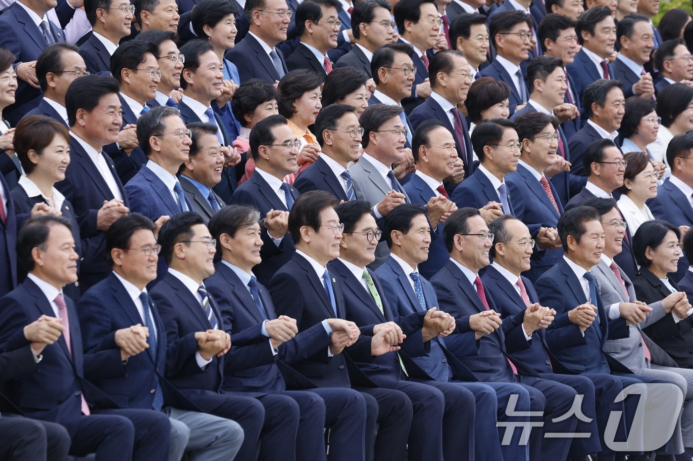 우원식 국회의장과 제22대 국회의원들이 2일 오후 서울 여의도 국회 본청 계단에서 전반기 단체 기념 사진 촬영을 하고 있다. 2024.9.2/뉴스1 ⓒ News1 안은나 기자