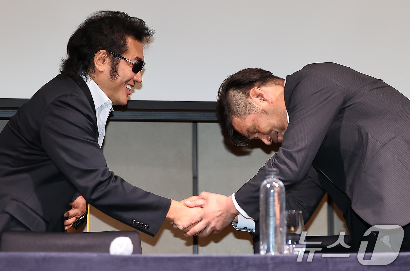 배우 김보성과 전 일본 격투 선수 콘도 테츠오(오른쪽)가 2일 오후 서울 영등포구 여의도 페어몬트 엠버서더 서울에서 열린 '시각장애 기부' 리벤지 매치 기자회견에 앞서 인사를 나누고 있다. 김보성과 콘도 테츠오는 지난 2016년 종합격투기대회 로드FC 035(ROAD FC 035) 스페셜 매치 웰터급에서 맞대결 이후 8년 만에 재대결에 나선다. 두 사람의 재대결은 오는 10월 12일 서울 강남구 섬유센터 이벤트홀에서 열린다. 2024.9.2/뉴스1 ⓒ News1 김진환 기자