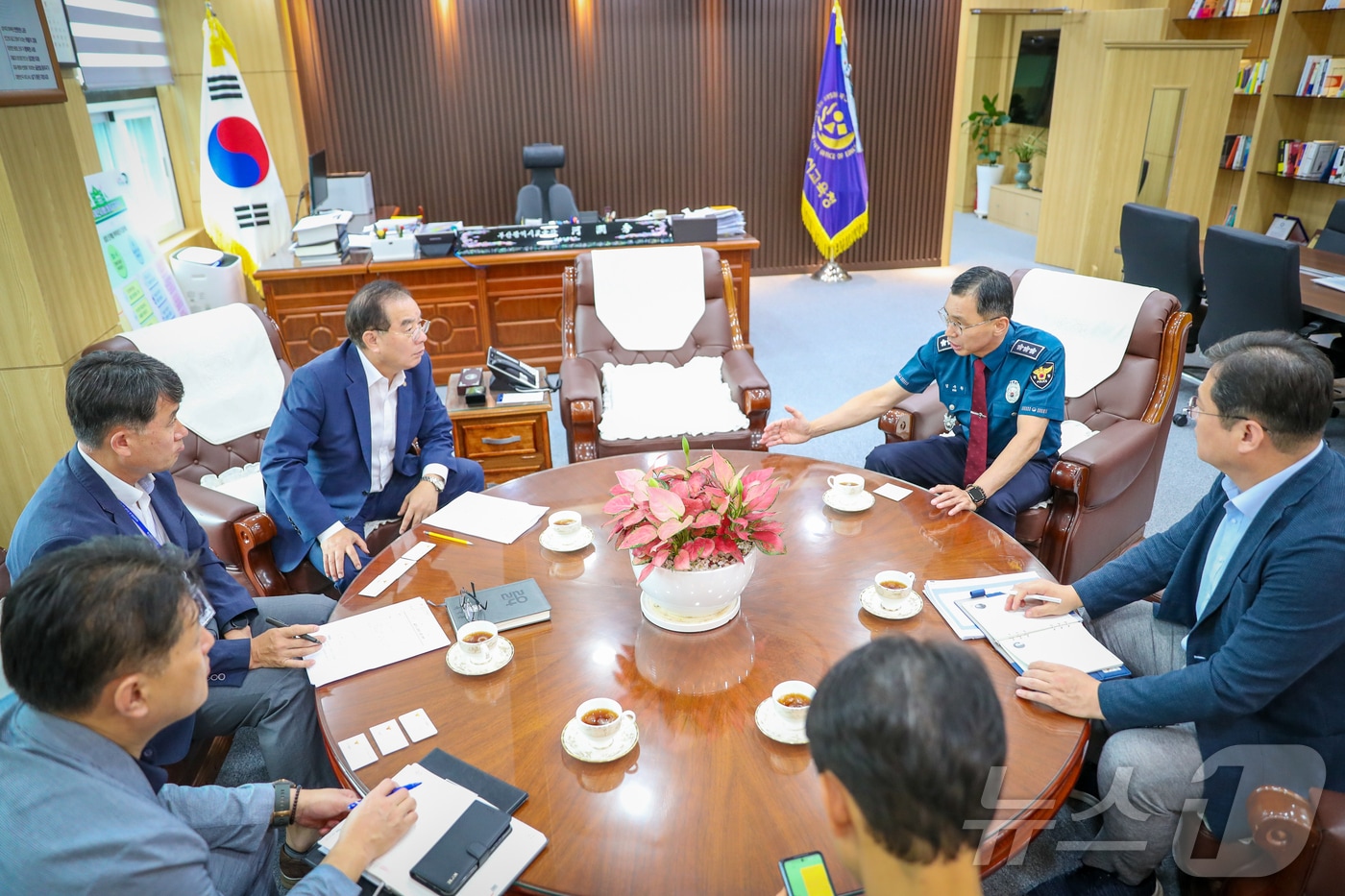 부산경찰청은 2일 부산시교육청을 방문해 추석 전까지 부산지역 전체 학교를 대상으로 특별예방교육을 실시할 수 있도록 협조를 요청했다.&#40;부산경찰청 제공&#41;