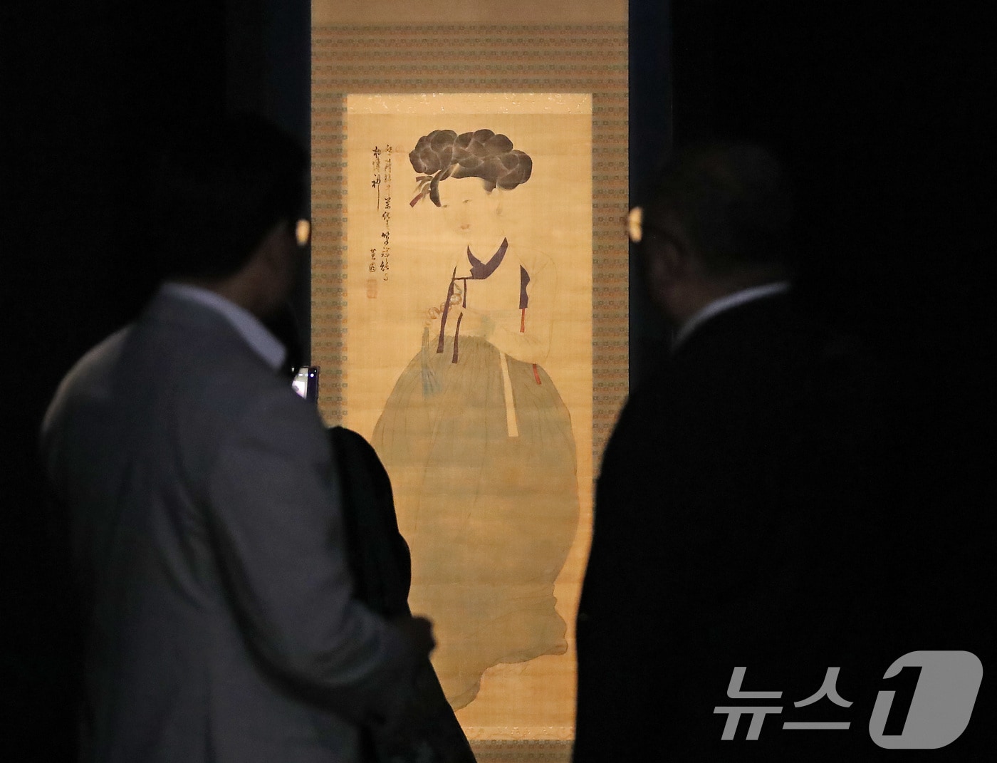 2일 오후 대구 수성구 삼덕동 대구간송미술관 개관식에 참석한 초청인사들이 혜원 신윤복의 '미인도'를 감상하고 있다. 2024.9.2/뉴스1 ⓒ News1 공정식 기자