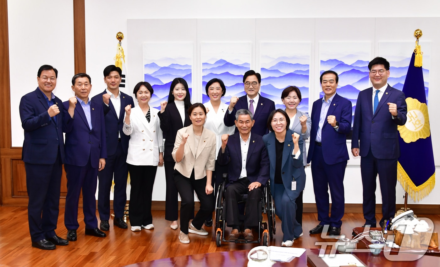 광주시의원들이 2일 서울 여의도 국회에서 열린 &#39;국회, 광주의 날&#39; 행사에 참석해 우원식 국회의장을 예방하고 자치분권 강화를 위한 지방의회법의 신속한 제정을 촉구하는 건의서를 전달한 후 기념촬영을 하고 있다.&#40;광주시의회 제공&#41;2024.9.2/뉴스1