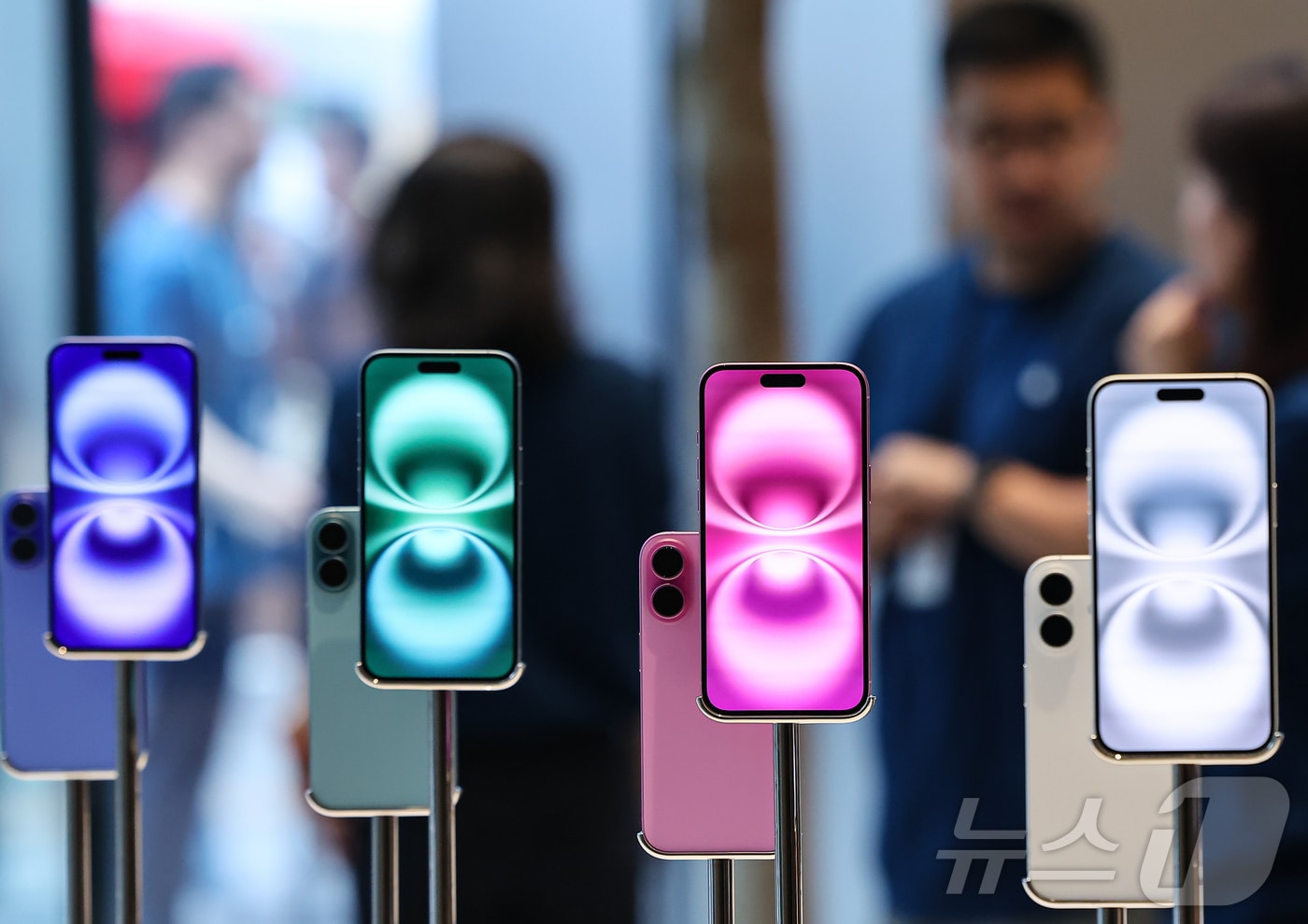 2024년 9월 20일 오전 서울 중구 명동 애플스토어에서 시민들이 이날 출시된 애플의 스마트폰 '아이폰 16시리즈'를 살펴보고 있다. 2024.9.20/뉴스1 ⓒ News1 김도우 기자