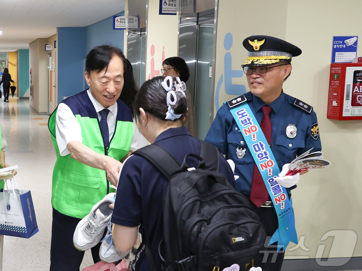 설동호 대전교육감&#40;왼쪽&#41;과 황창선 대전경찰청장과 20일 원신흥중학교에서 등굣길 마약 예방 캠페인을 펼치고 있다.&#40;대전교육청 제공&#41;/뉴스1