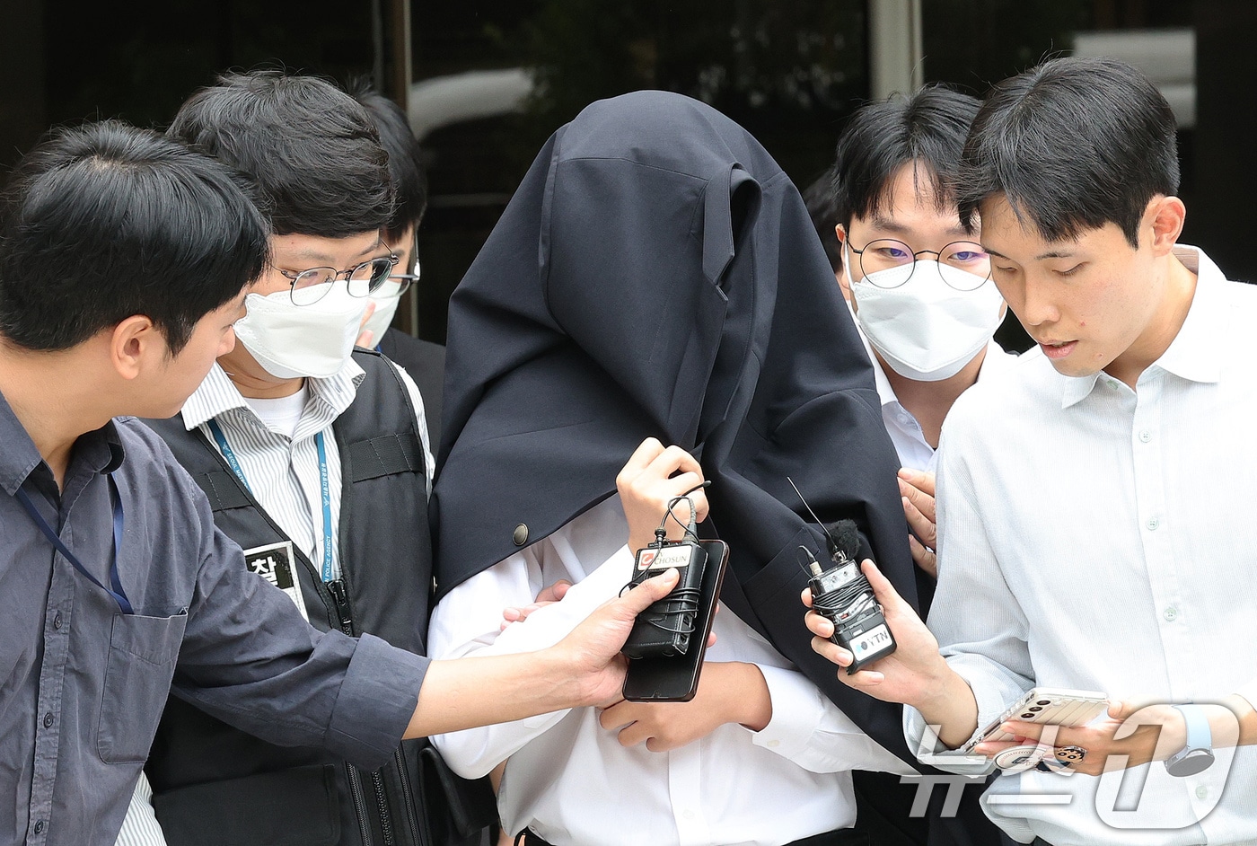 의료계 집단행동에 동참하지 않은 의사·의대생의 신상 정보가 담긴 블랙리스트 &#39;감사한 의사&#39;를 유포한 사직 전공의 정 모씨가 지난 20일 서울 서초구 서울중앙지법에서 열린 구속 전 피의자 심문&#40;영장실질심사&#41;을 마친 뒤 경찰과 함께 이동하고 있다. 2024.9.20/뉴스1 ⓒ News1 장수영 기자