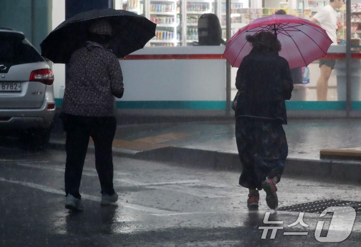 양산 하북면 한 도로에서 우산을 쓴 시민들이 이동하고 있다. 2024.9.20/뉴스1 ⓒ News1 윤일지 기자