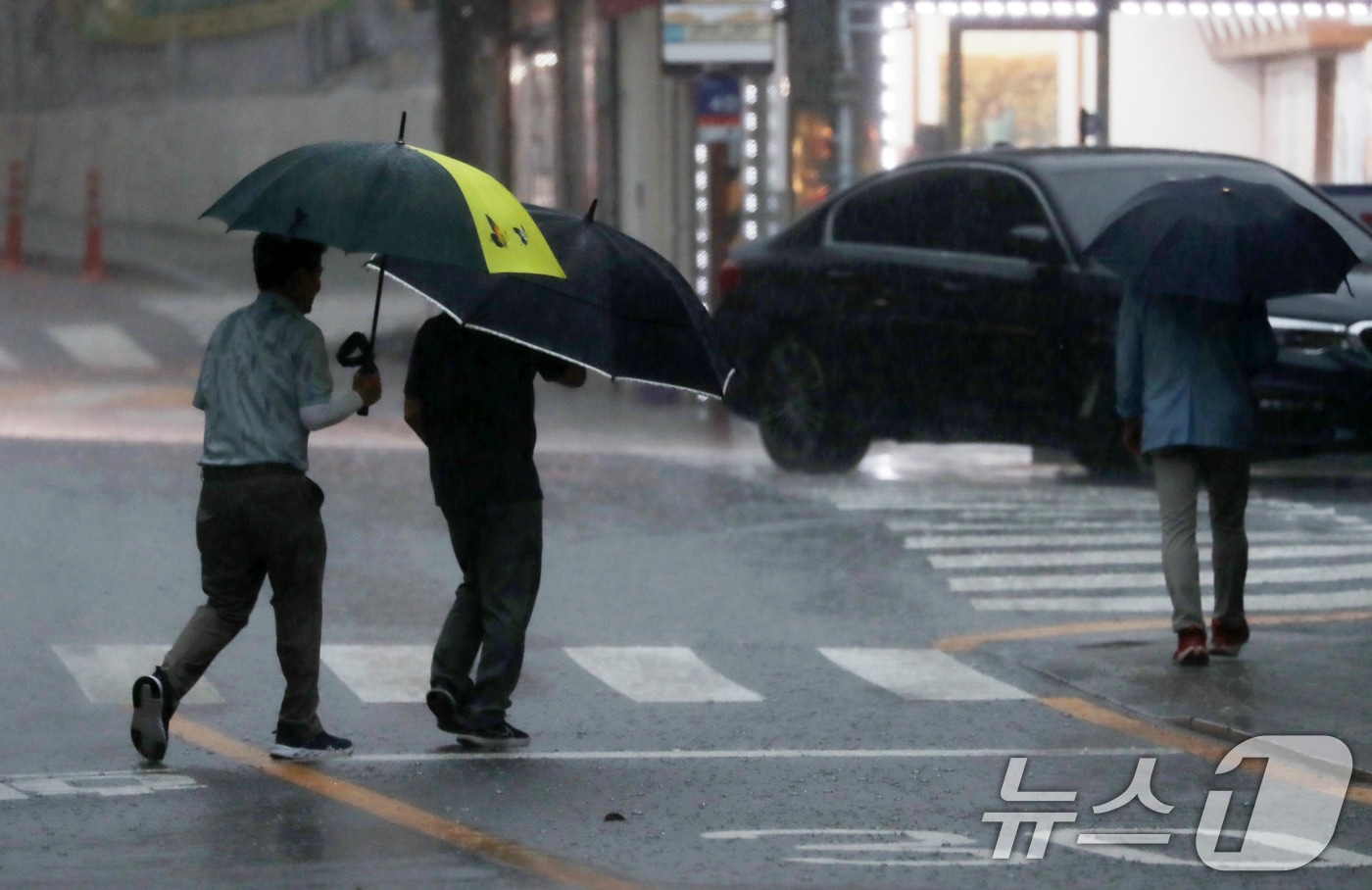 경남 대부분 지역에 호우특보가 발효된 20일 오후 양산 하북면 한 도로에서 우산을 쓴 시민들이 이동하고 있다. 2024.9.20/뉴스1 ⓒ News1 윤일지 기자