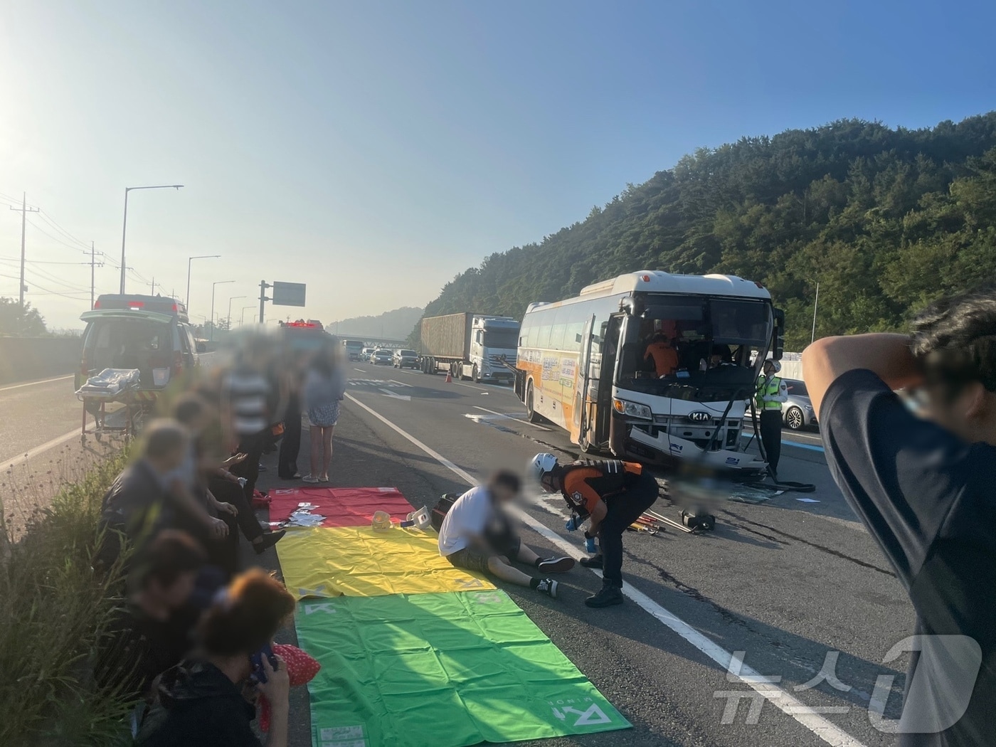 지난 14일 오전 6시45분쯤 부산 강서구 남해고속도로 창원방면 서부산요금소 인근 도로에서 시외버스가 가드레일과 중앙분리대를 들이받는 사고가 났다. 사진은 사고현장 모습&#40;경남소방본부 제공&#41;