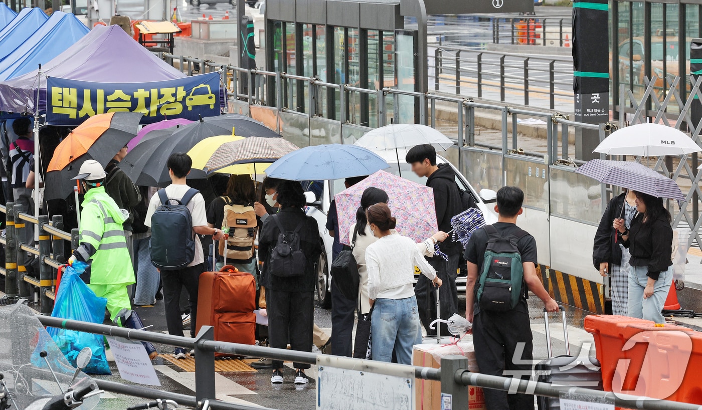 우산을 쓴 시민들이 길을 걷고 있다. 2024.9.21/뉴스1 ⓒ News1 장수영 기자