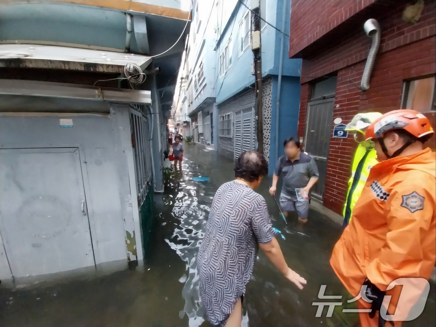 21일 오전 부산 부산진구 한 주택가 골목이 집중호우로 인해 물에 잠겨 있다. &#40;부산소방재난본부 제공&#41; &#40;사진은 기사 내용과 무관함&#41; 2024.9.21/News1 자료 사진