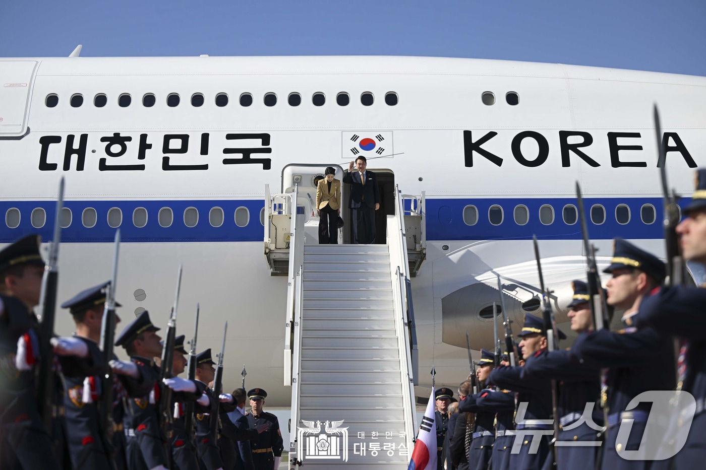 2박 4일간의 체코 공식 방문 일정을 마친 윤석열 대통령과 부인 김건희 여사가 21일&#40;현지시간&#41; 프라하 바츨라프 하벨 국제공항에서 귀국길에 오르고 있다. &#40;대통령실 홈페이지&#41; 2024.9.22/뉴스1 ⓒ News1 박지혜 기자