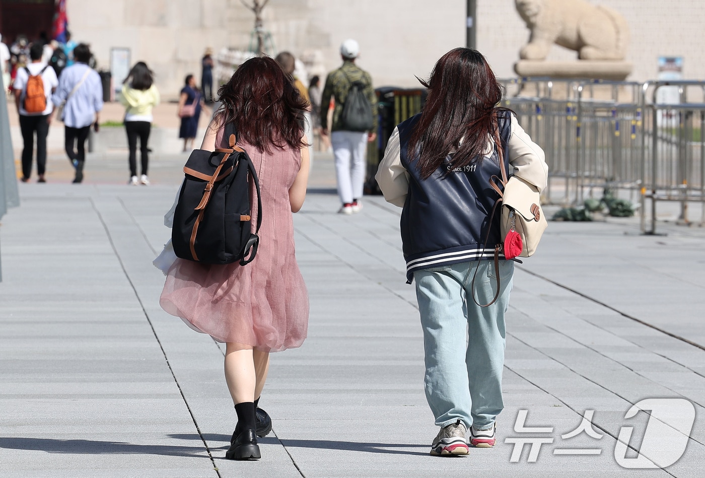 서울 오전 종로구 광화문 광장에서 외국인 관광객들이 발걸음을 옮기고 있다. 2024.9.22/뉴스1 ⓒ News1 김성진 기자