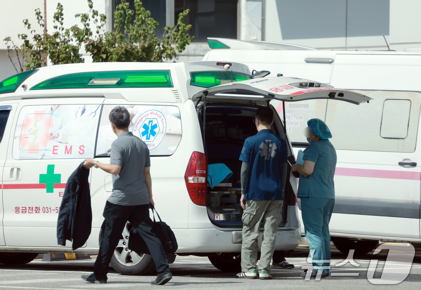 서울 시내 대학병원 응급실에 도착한 구급차량에서 의료진이 환자 상태를 살피고 있다. 2024.9.22/뉴스1 ⓒ News1 박정호 기자