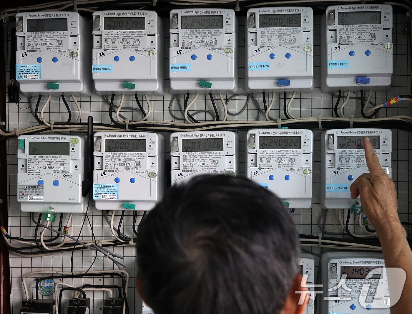 기록적인 폭염과 늦더위가 이어진 가운데 22일 오후 서울 종로구의 다세대주택에서 한 어르신이 전기 계량기를 살펴보고 있다. 2024.9.22/뉴스1 ⓒ News1 오대일 기자