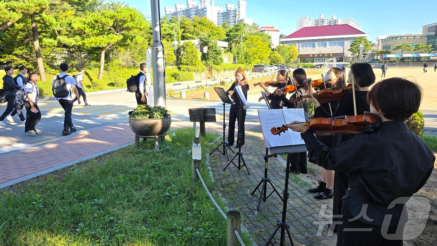 충북 제천제일고등학교는 23일 제천교육지원청 동행 교사 동아리 &#39;에듀패밀리 클래식 앙상블&#39;을 초청해 아침 등굣길 음악회를 개최했다.&#40;충북교육청 제공&#41;/뉴스1