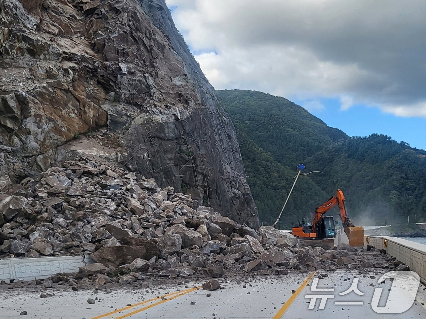 경북 울릉군이 지난 22일 산사태가 발생한 북면 천부리 삼선터널 섬일주 도로를 통제하고 복구작업에 나섰다. 23일 오전 울릉군 관계자들이 중장비를 투입해 낙석제거 작업을 하고 있다.(울릉군 제공) 2024.9.23/뉴스1 ⓒ News1 최창호 기자