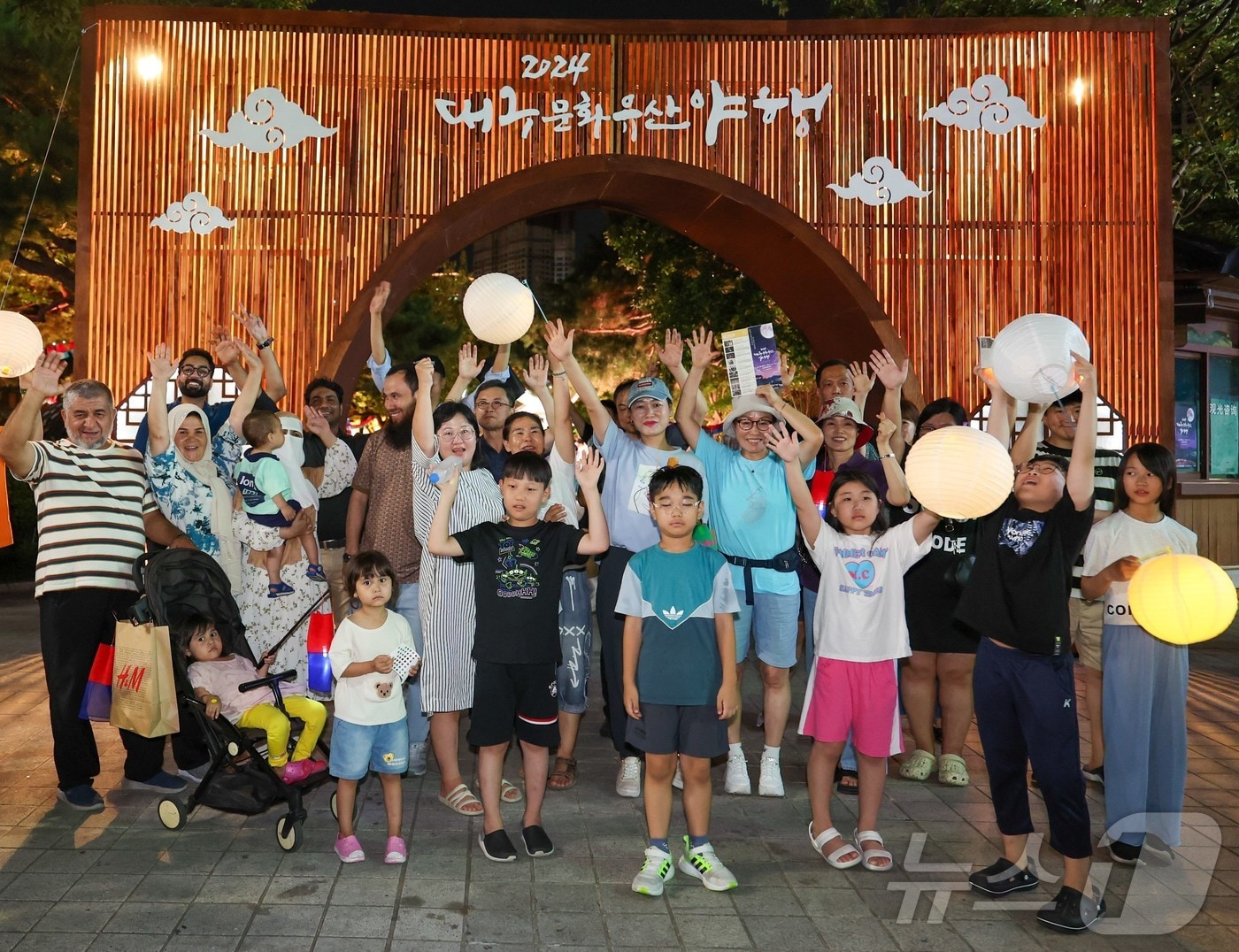 대구 중구는 23일 경상감영공원 일원 등을 둘러보는 &#39;대구 문화유산 야행&#39; 프로그램이 국가유산청이 주관한 &#39;국가유산 야행 공모사업&#39;에 선정됐다고 밝혔다. 사진은 중구가 지난 8월 연 &#39;대구 문화유산 야행&#39; 모습. &#40;대구 중구 제공&#41;/뉴스1