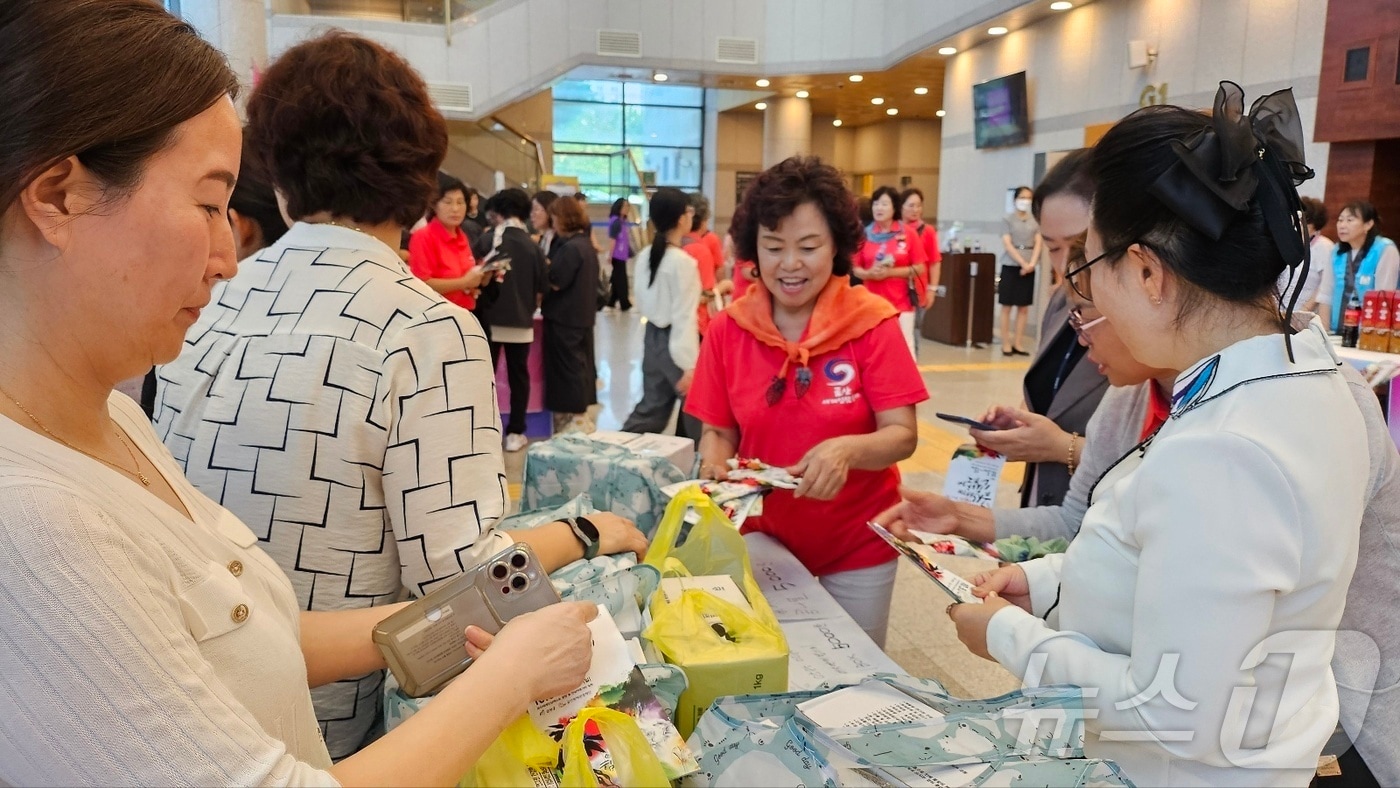 금산군여성단체협의회가 고속도로 휴게소에서 제42회 금산세계인삼축제 홍보활동을 하고 있다.&#40;금산군 제공&#41; / 뉴스1 