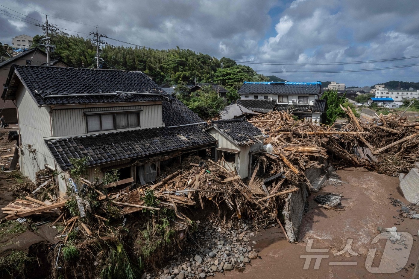 23일 일본 이시카와현 와지마시 한 주택가에 폭우로 쓰카다 강이 범람해 떠내려온 잔해가 쌓여 있다. 와지마시에서는 21일부터 72시간동안 540mm 이상의 비가 쏟아진 가운데, NHK는 23일 홍수와 산사태를 유발한 폭우로 최소 6명이 사망했다고 보도했다. 이시카와현에서는 지난 1월 최대 진도 7.6의 노토반도 지진이 발생해 지금까지 360명이 숨졌고 피해 복구가 아직도 진행중이다. 2024.09.23 ⓒ AFP=뉴스1 ⓒ News1 김지완 기자