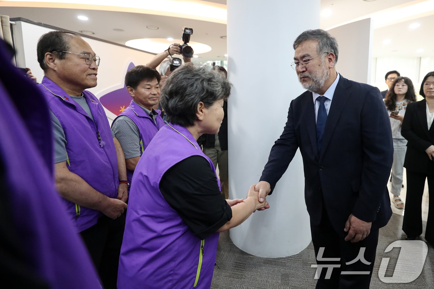 송기춘 이태원 참사 진상규명 특별조사위원장이 지난 9월 23일 오전 서울 중구 부림빌딩 내 마련된 이태원 참사 기억·소통공간 &#39;별들의 집&#39;을 찾아 유가족들과 인사 나누고 있다. /뉴스1 ⓒ News1 이승배 기자