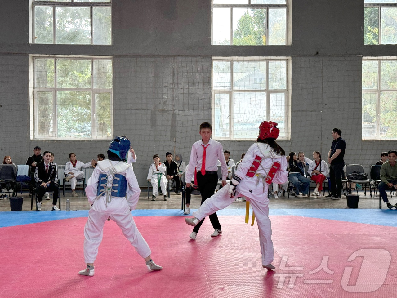 충북보건과학대학교는 키르기스스탄 비슈케크에 있는 KIUC대학교 강당에서 &#39;1회 충북보건과학대학교 총장배 키르기스스탄 태권도 대회&#39;를 성황리에 개최했다.&#40;충북보건과학대 제공&#41;/뉴스1