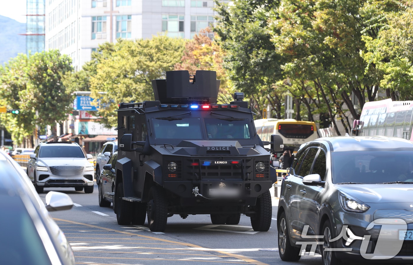 한 온라인 커뮤니티에 올라온 '야탑역 흉기난동'을 예고한 날인 지난 9월23일 오후 경기 성남시 분당구 야탑역 인근에서 경찰특공대 차량이 현장 순찰을 하고 있다. 2024.9.23/뉴스1 ⓒ News1 김영운 기자