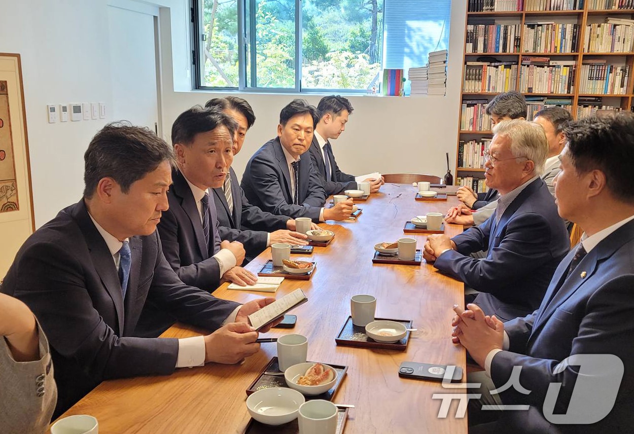 김영진 더불어민주당 전정권정치탄압대책위원장&#40;왼쪽에서 두번째&#41;과 위원들이 23일 경남 양산시 하북면 평산마을을 찾아 문재인 전 대통령과 면담하고 있다.&#40;더불어민주당 제공&#41; 2024.9.23/뉴스1