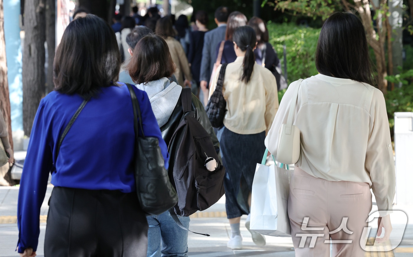 일교차가 벌어지며 출근길 쌀쌀한 날씨를 보인 24일 오전 서울 종로구 광화문광장 인근에서 긴 옷을 입은 시민들이 길을 걷고 있다. 2024.9.25/뉴스1 ⓒ News1 장수영 기자